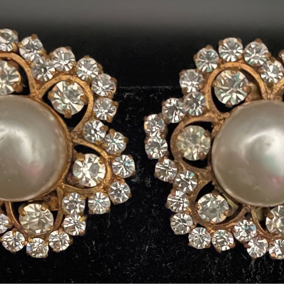CHANEL Flower shaped Faux Pearl and Rhinestone Vintage Signed Earrings Resort - Picture 1 of 9